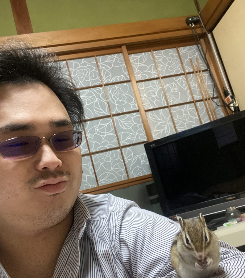 肩にシマリスをのせたひろき